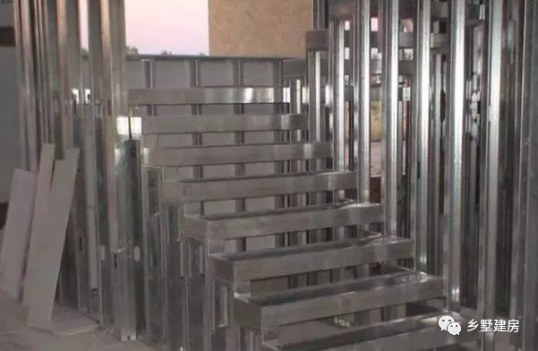 轻钢别墅是怎么建起来的,农村小伙花300万建1000平别墅