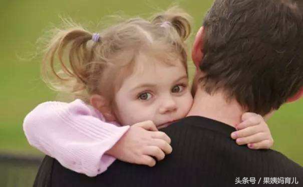 孩子粘人又胆小,孩子粘人的现象