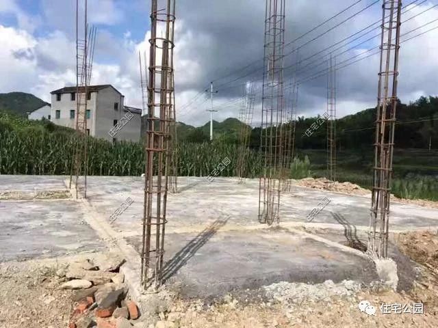 农村自建房三层小别墅真实视频,2022年河南自建房包工280一平贵吗