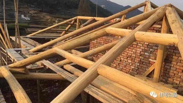 农村自建房三层小别墅真实视频,2022年河南自建房包工280一平贵吗