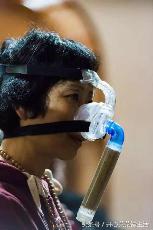 这个寺庙有点怪，只有一个和尚和百名肿瘤病人