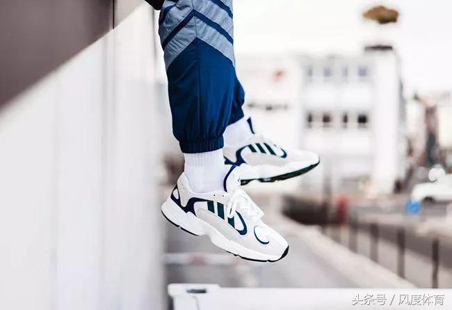 请问家里装扮成一片“蓝色”球鞋海洋，大概需要多少钱？