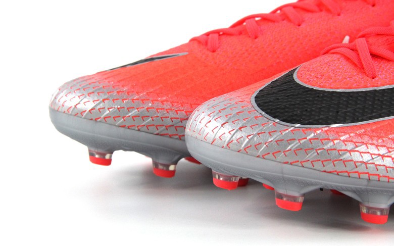 cr7最后一款足球鞋,带有cr7标志的顶配足球鞋
