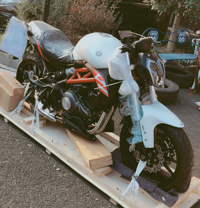 贝纳利302s首开箱，“剑道脸”帅爆，全LED大屏，售29800元