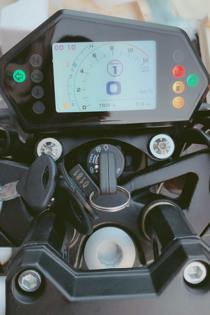 贝纳利302s首开箱，“剑道脸”帅爆，全LED大屏，售29800元