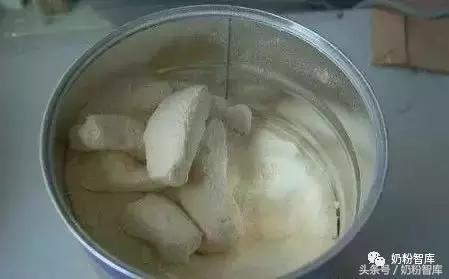 奶粉起疙瘩不溶解怎么回事,奶粉起坨冲不散一般是什么原因啊