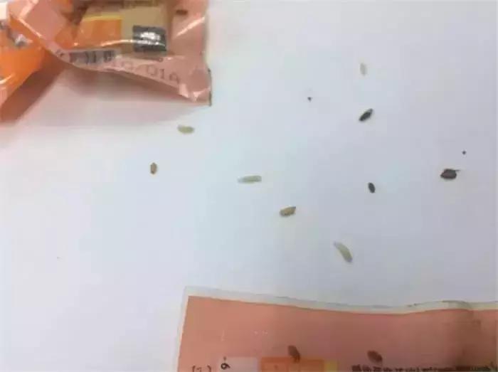 你常吃的连锁品牌“来伊份”吃出它们！“脏兮兮的，还很粘手……”