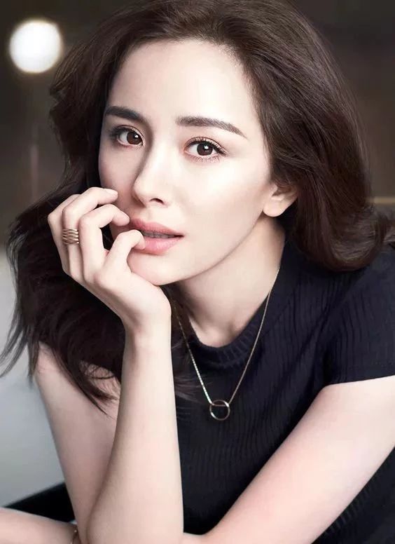 杨幂同款单眼皮红色系妆容,杨幂御用化妆师教你打造减龄妆