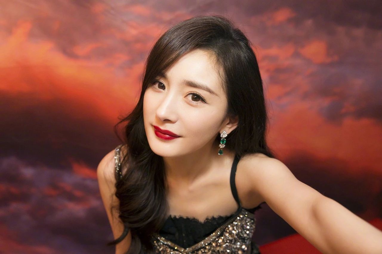 杨幂同款单眼皮红色系妆容,杨幂御用化妆师教你打造减龄妆