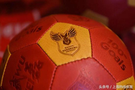 武磊获赠100场纪念球衣,武磊获赠百场纪念球衣