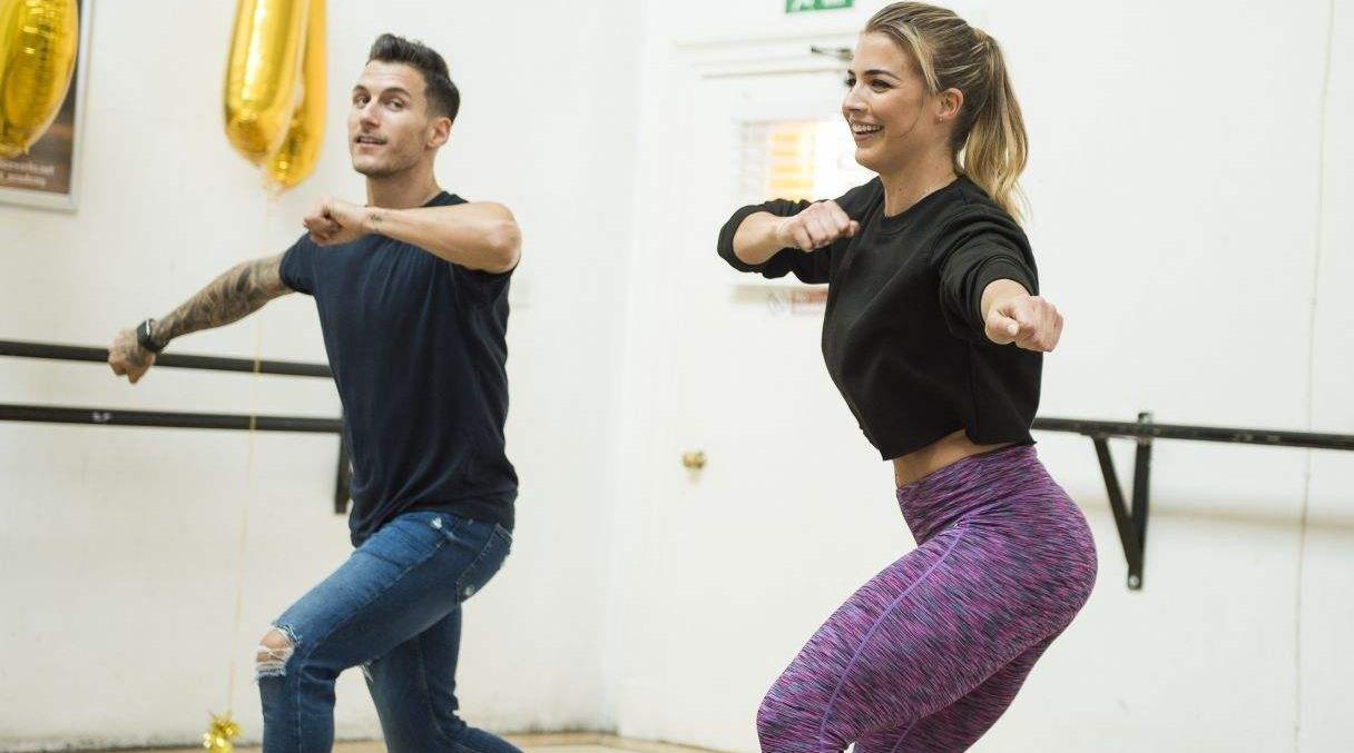 c罗和女友晒私人飞机照,c罗女友带4个孩子现身球场