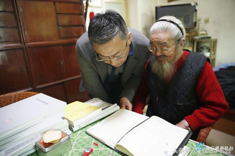 市民自发送别30位救火英雄,市民自发送别救人遇难者