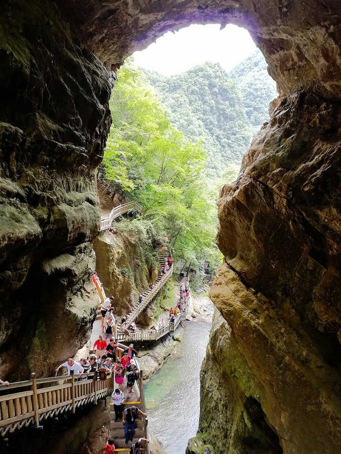 天生桥自然成形的石桥,天生桥喀斯特