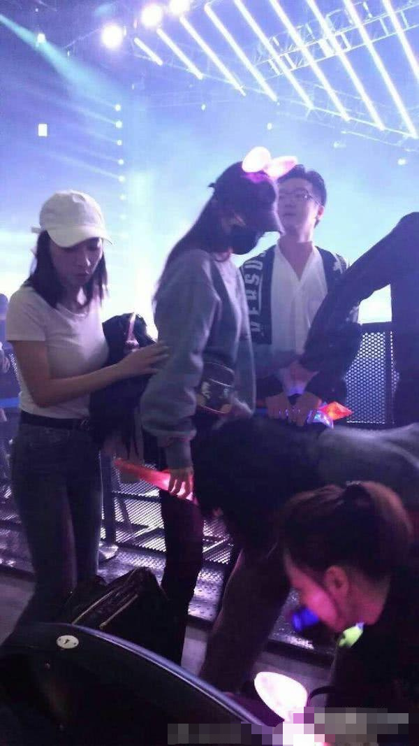 白宇万圣节地铁站发糖哈文朋友圈首次发声