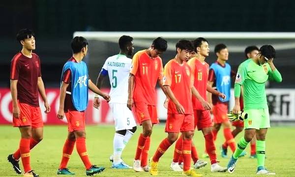 围殴裁判现场视频,足球因为不公平而暴打裁判