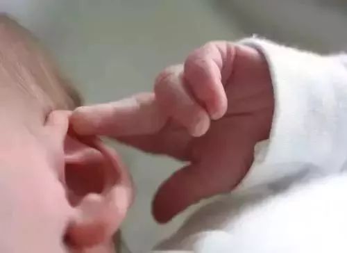 宝宝耳朵脓血直流，差点失聪！这些小动作成元凶，家长不能忽视