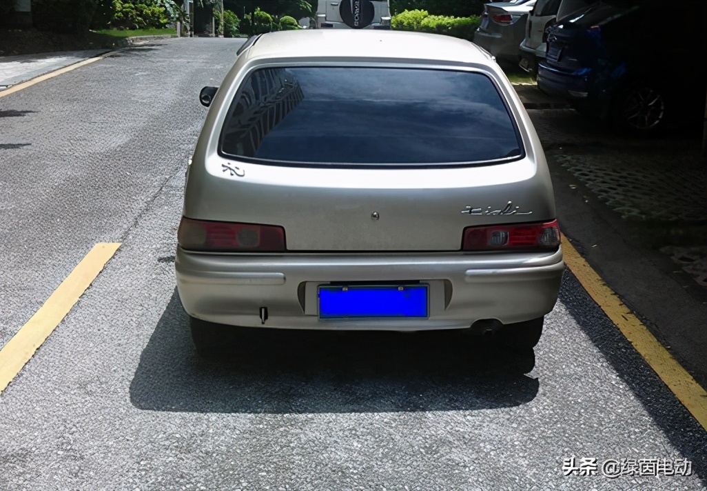 老款经典夏利两厢二手,2004年两厢夏利图片