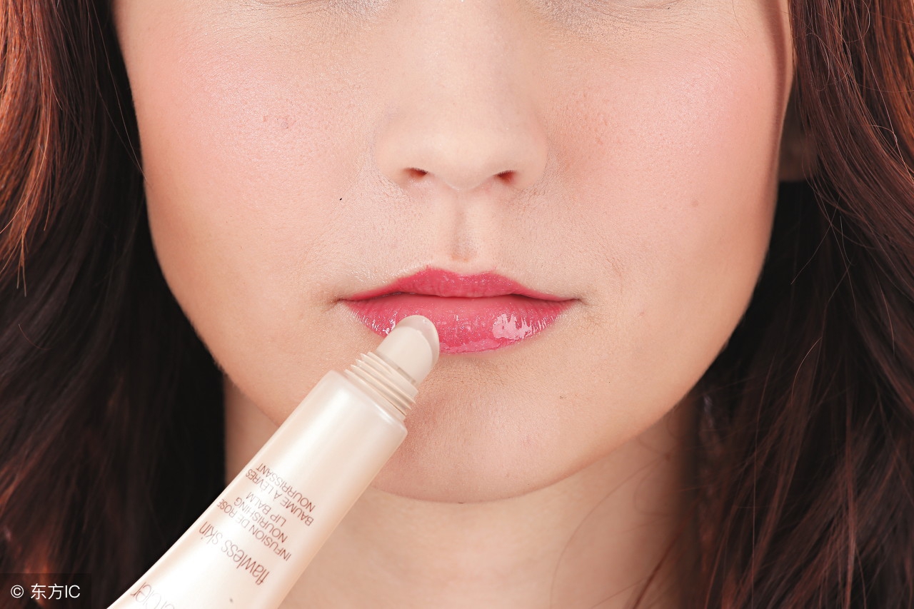 人的嘴唇干裂出血是怎么回事？该怎么办？