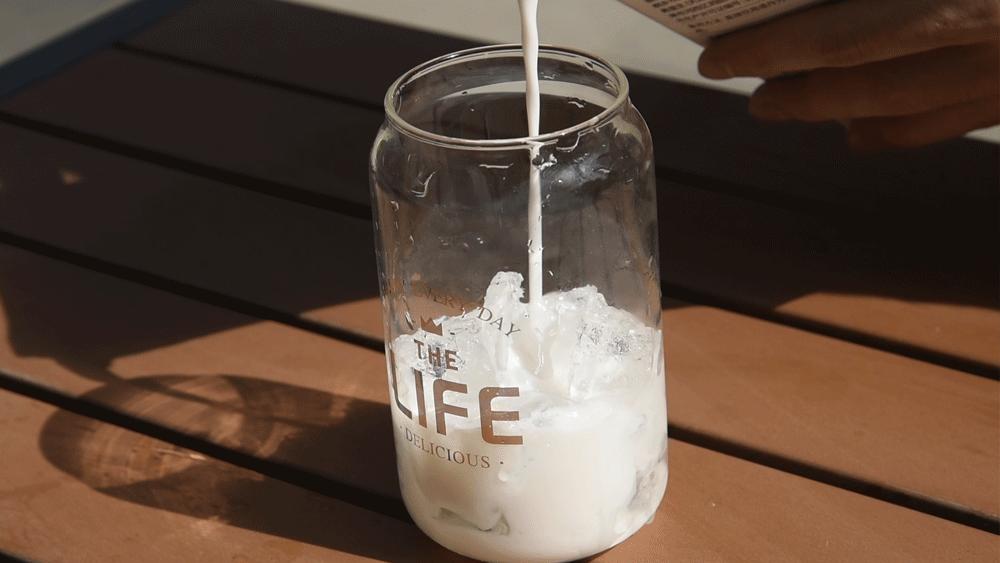 luckincoffee瑞幸咖啡生椰拿铁,复刻瑞幸生椰丝绒拿铁