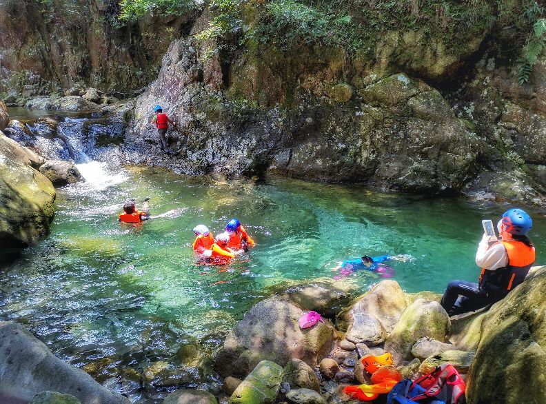 武宁牛鼻孔溯溪被困,武宁牛鼻孔溯溪潜水