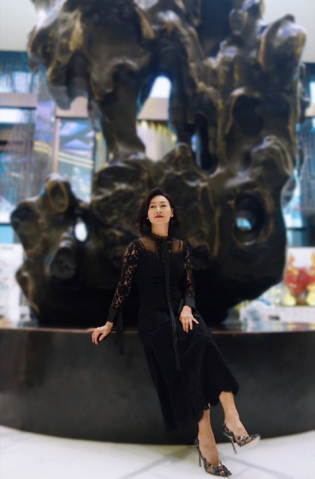 60岁惠英红大片妆发风情魅力,60岁惠英红街头拍戏