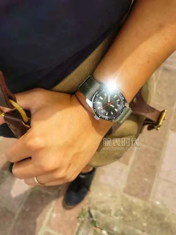 网友晒自己微信好友数量,网友晒1300手表