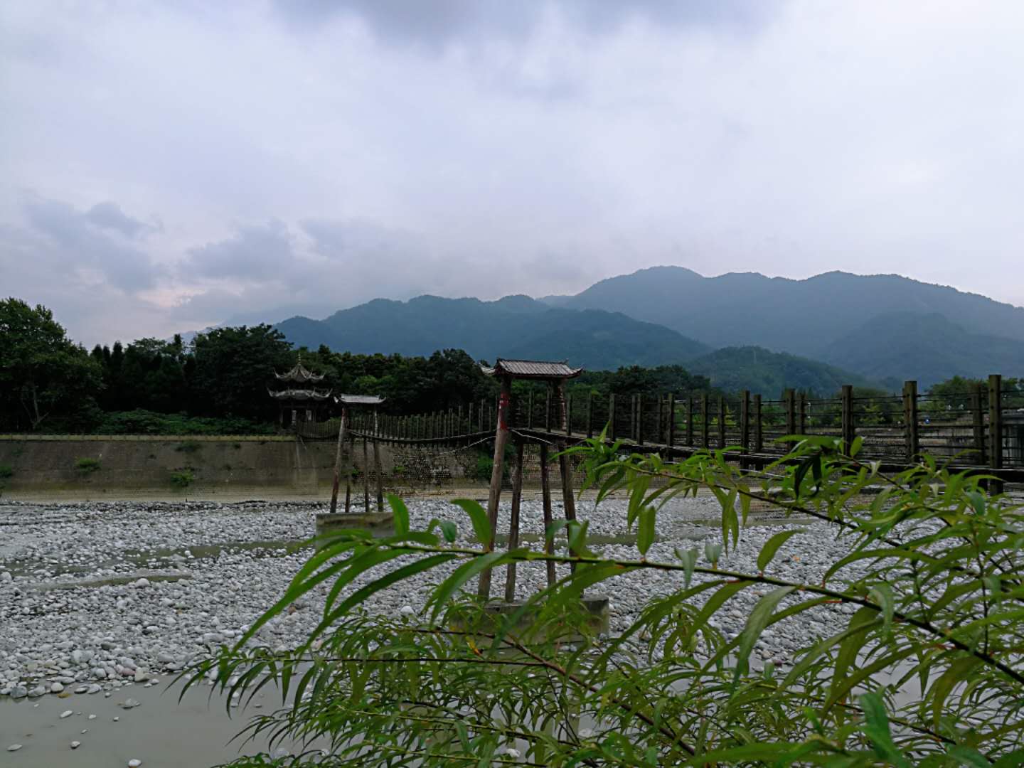 拼车去*藏西**，看功夫熊猫都江堰，导游带进购物店，让躺在床上体验