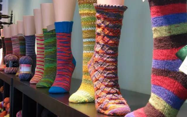 为什么汗脚特别臭,汗脚突然变干脚裂口什么原因