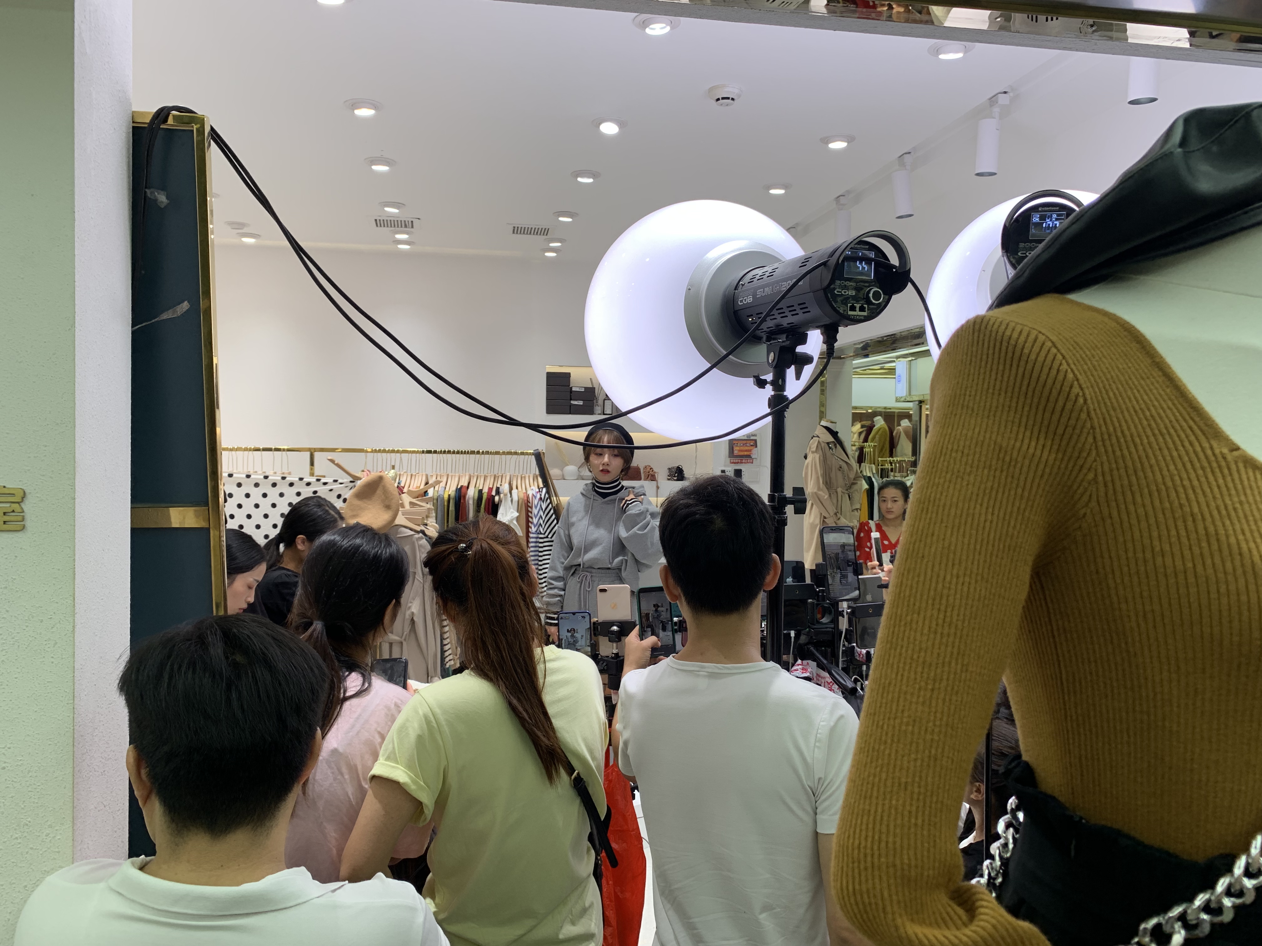 为什么服装批发价格那么贵,为啥批发市场有的衣服几块钱