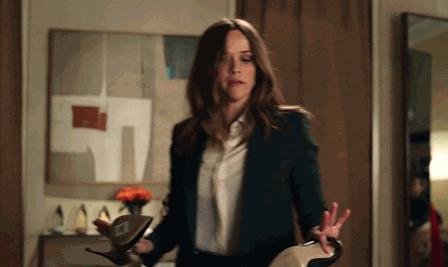 穿MaxMara拎Valextra，真正高级女精英穿衣，还得看这部美剧