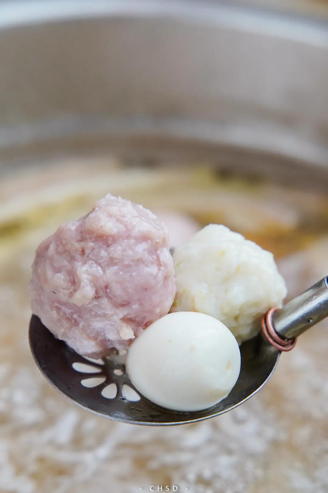 椰椰椰！这家人气椰子鸡专门店，光是汤底就喝饱了