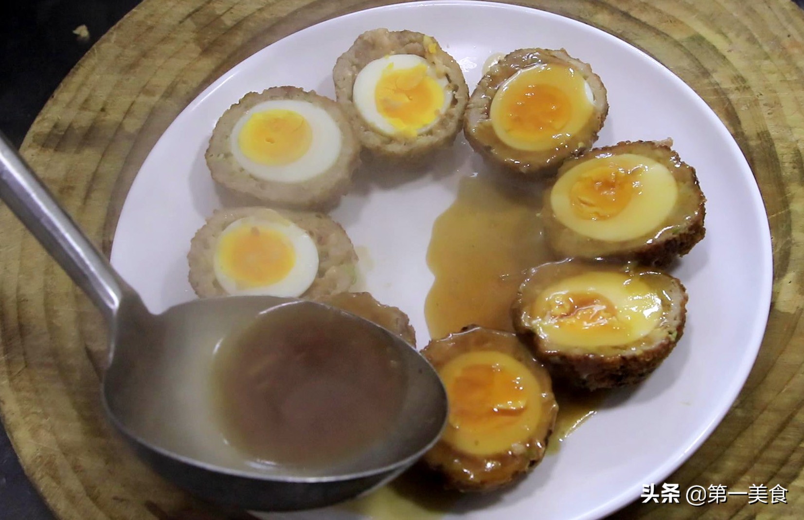 狮子头怎么做才松软又好吃,红烧狮子头为什么加鸡蛋