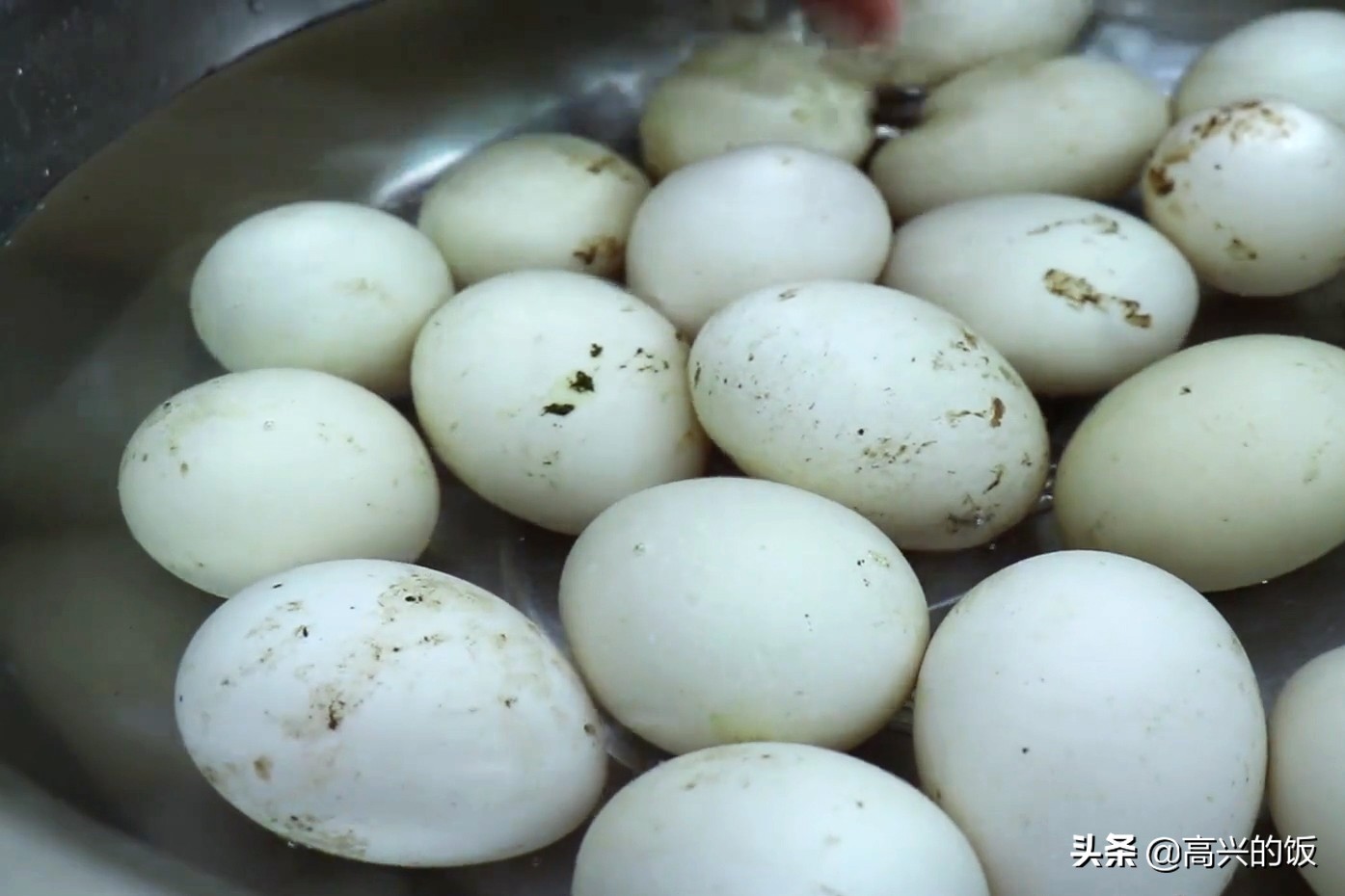 用超简单的方法腌制流油咸鸭蛋,如何腌咸鸭蛋又快又能冒油