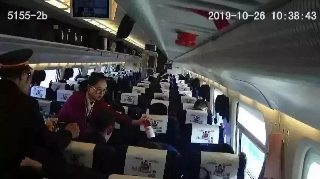 他请列车上78人喝饮料，原因让网友直呼：太暖了