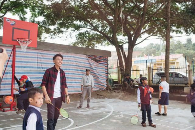 越南高薪小伙辞职去拍视频成网红，赚钱后给农村孩子建30个运动场