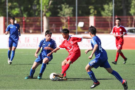 许家印观战恒大马德里足球冠军赛决赛勉励小将为国争光