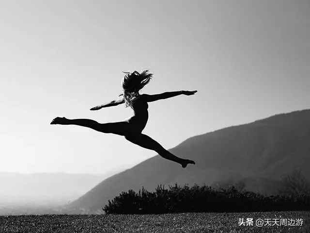 她在世界各地拍下裸照，吸引了8000万的粉丝，却没有一张是色情的