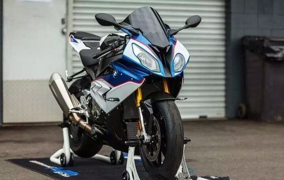 机车是男人的“回*药春**”，我提了宝马RR，老婆说我变了个人似的