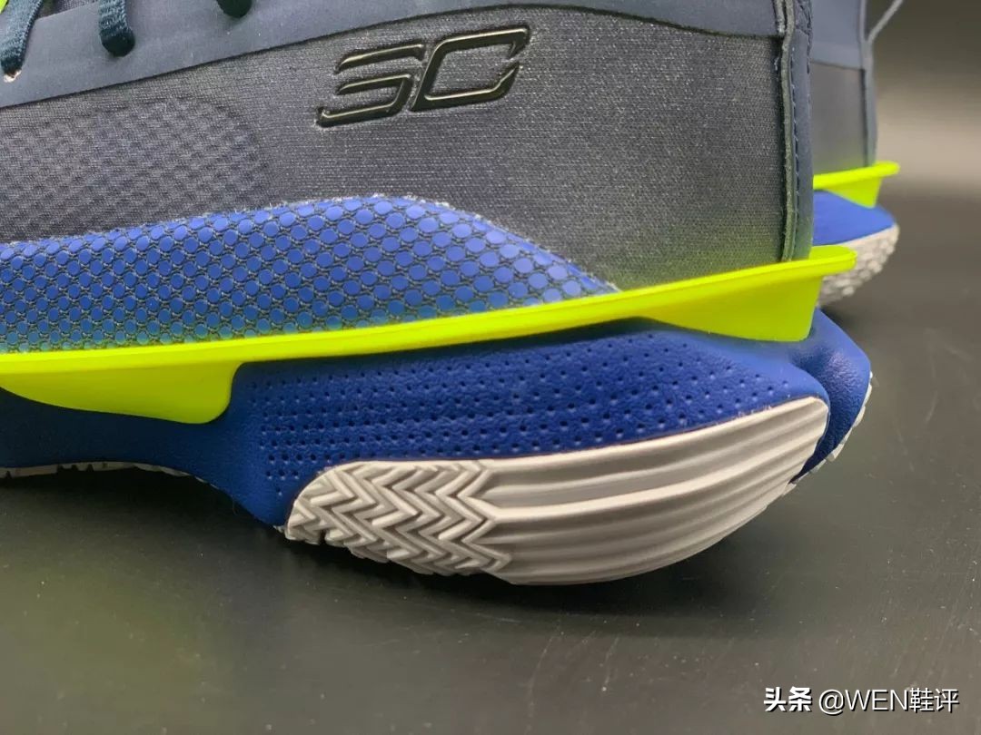 致敬粉丝！鞋面、中底再升级，库里7*开代**箱解读，你觉得如何？