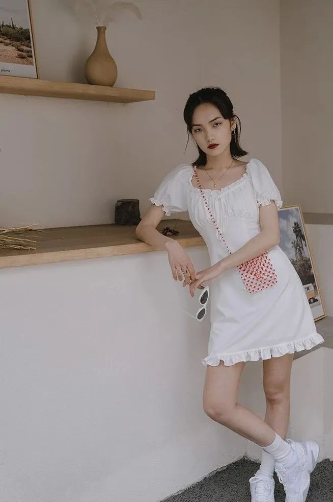 优雅连衣裙气质高级感小白裙,中长裙怎么穿才优雅时髦