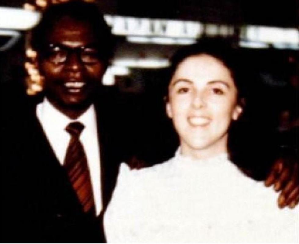 奥巴马第一次回非洲老家，帮着祖母扛大米，和兄弟们在村头喝酒