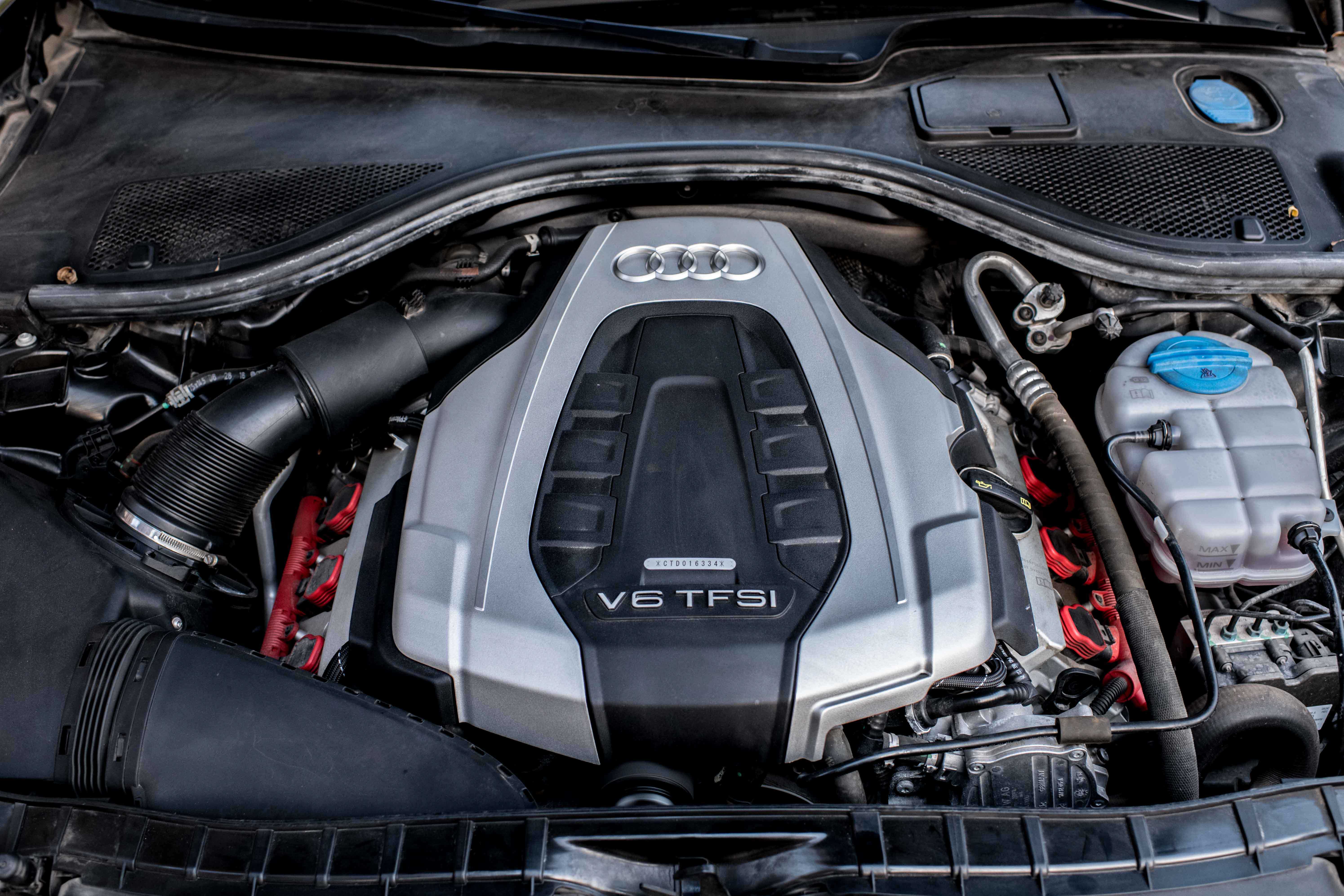 18款奥迪a6l3.0t四驱发动机,能文能武的帅哥