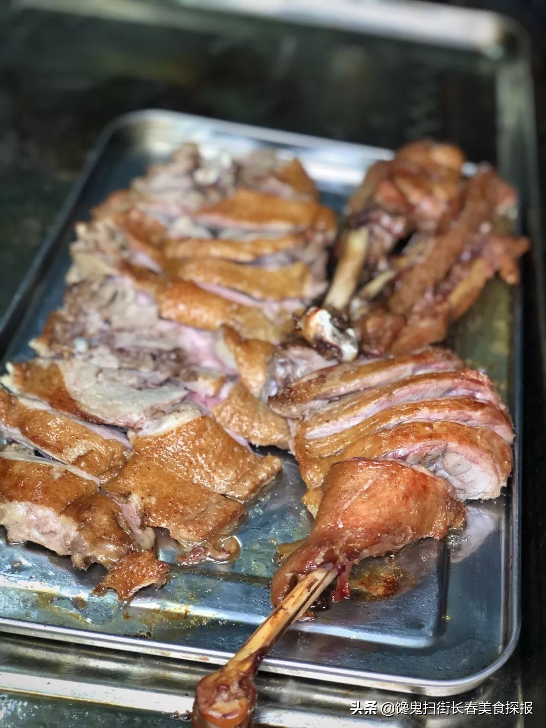 二道老厂区奇店。鹅的一切，全都炭火烤。烤鹅脖大锤抡