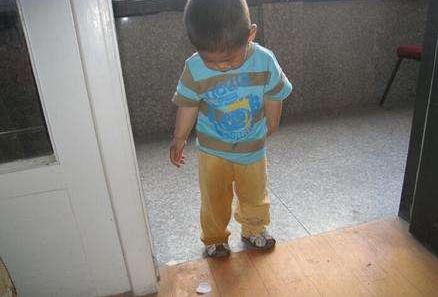 小孩子老是尿裤子怎样给家长沟通,5岁孩子受批评就尿裤子怎么引导