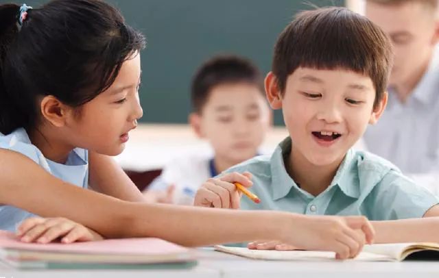 女儿早恋妈妈狠狠批评,女儿早恋妈妈狠狠批评她