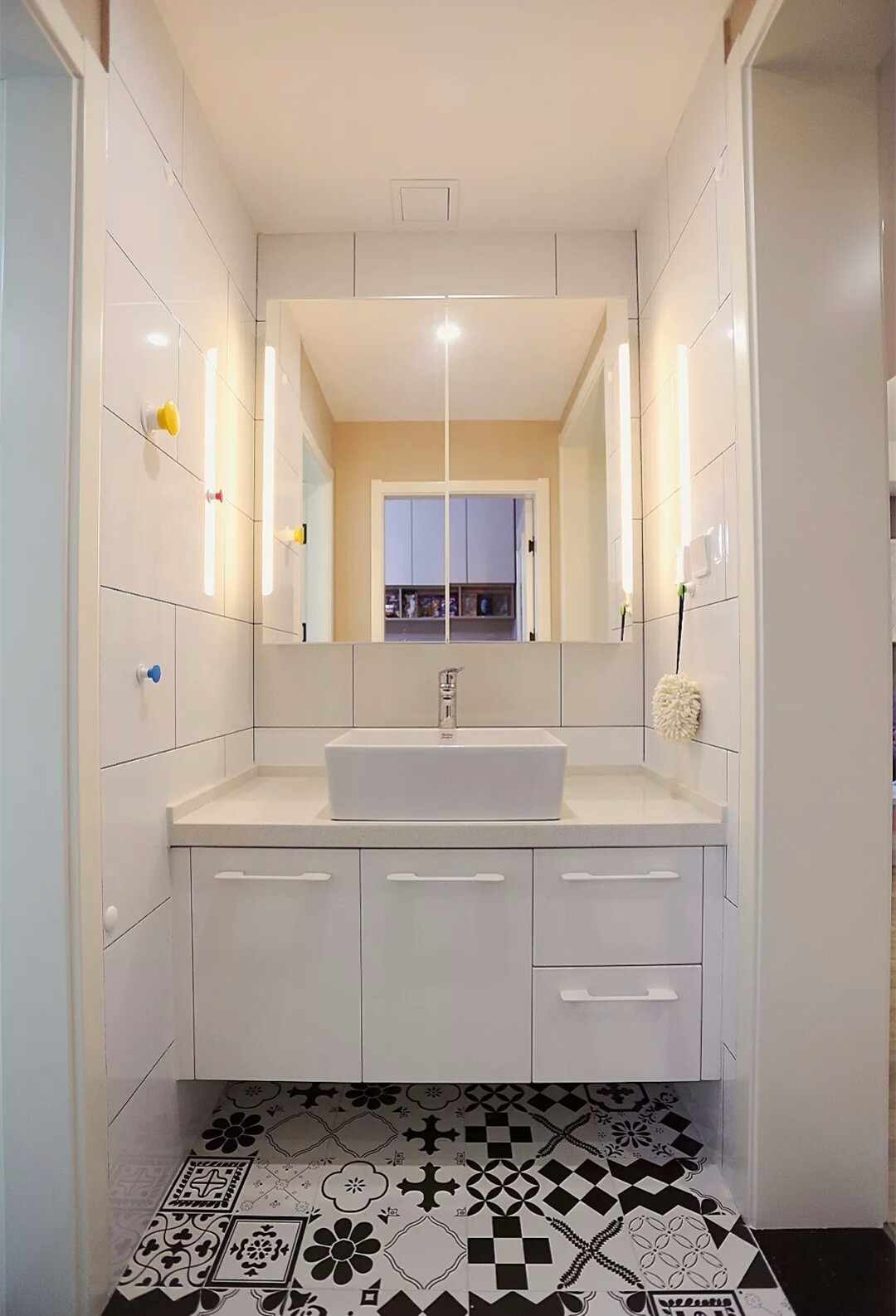 卫生间门正对客厅怎么做隔断,马桶正对卫生间门用玻璃隔断