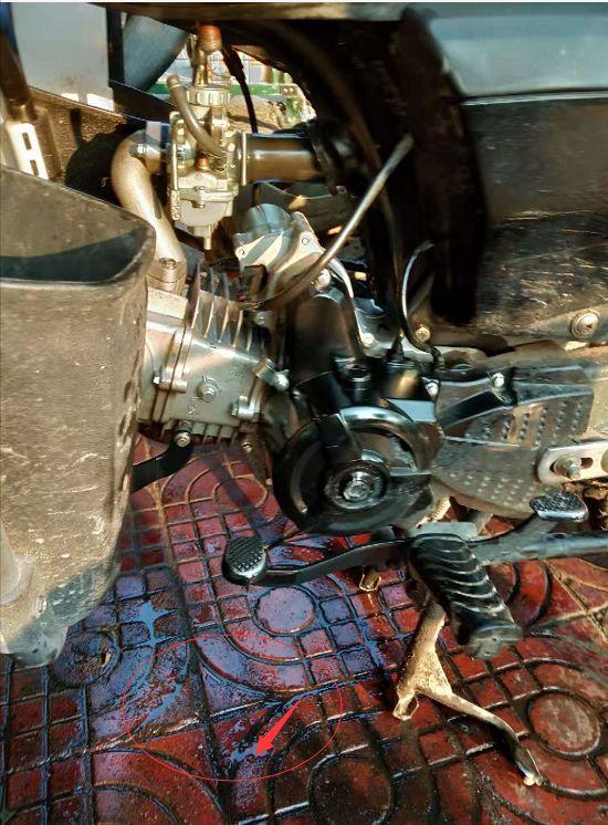 一辆100骑式摩托车,加汽油后车辆会熄火,排气管冒蓝烟