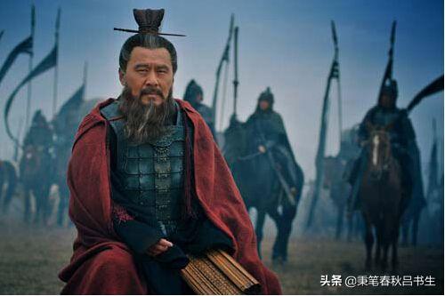 三国时期他坚守故乡，擅长操办丧事，且因为与陈*交群**好仕途顺畅