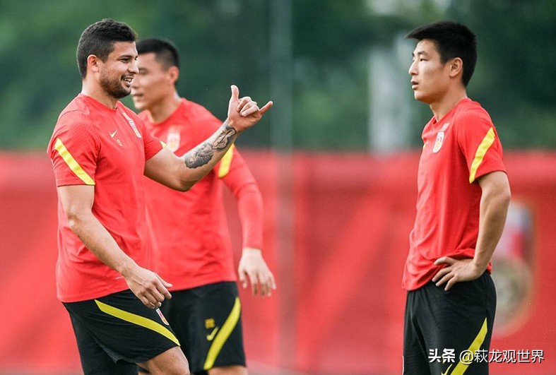CCTV5直播中国队VS关岛！对手像一个练习沙包？李铁净胜球使劲捞