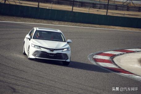 颜值爆表，用料厚道，凯美瑞告诉你什么叫中型车典范